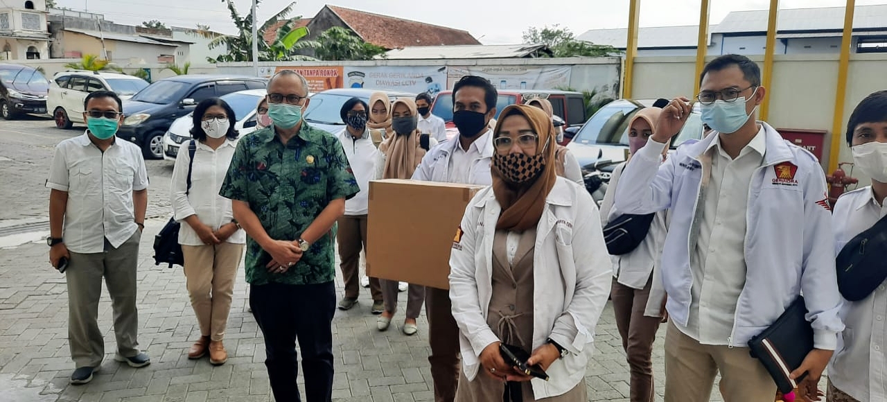 Novita Wijayanti Kembali Serahkan Bantuan Alat Swab Ke RSU Wiradadi Husada