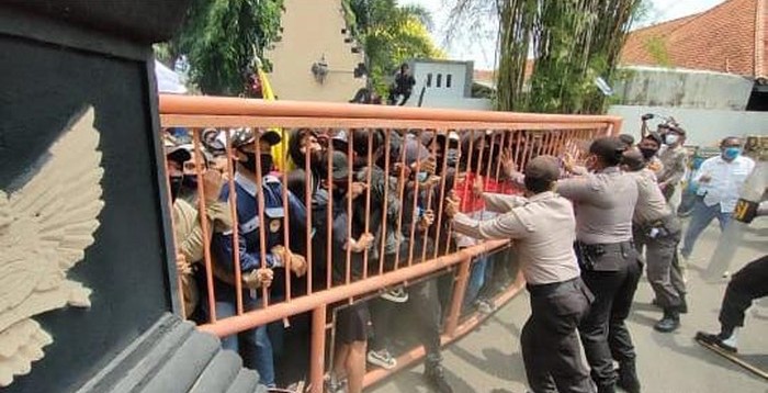 Jebol Gedung DPRD Kediri, Mahasiswa Tolak UU Ciptaker