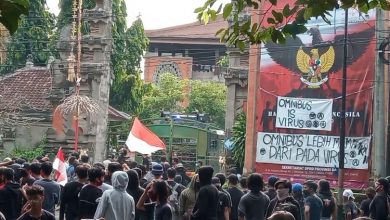 Tolak Ombibus Law UU Ciptaker, Aliansi Bali Tidak Diam Unjuk Rasa Di Gedung DPRD