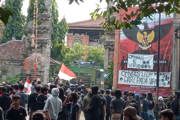 Tolak Ombibus Law UU Ciptaker, Aliansi Bali Tidak Diam Unjuk Rasa Di Gedung DPRD