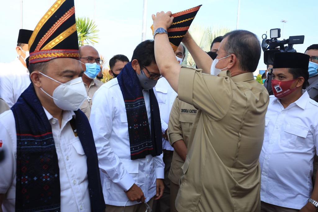 Paslon Nomor Urut 2 Sambut Kedatangan Sandiaga Dan Dasco Di Bandara Internasional Minangkabau