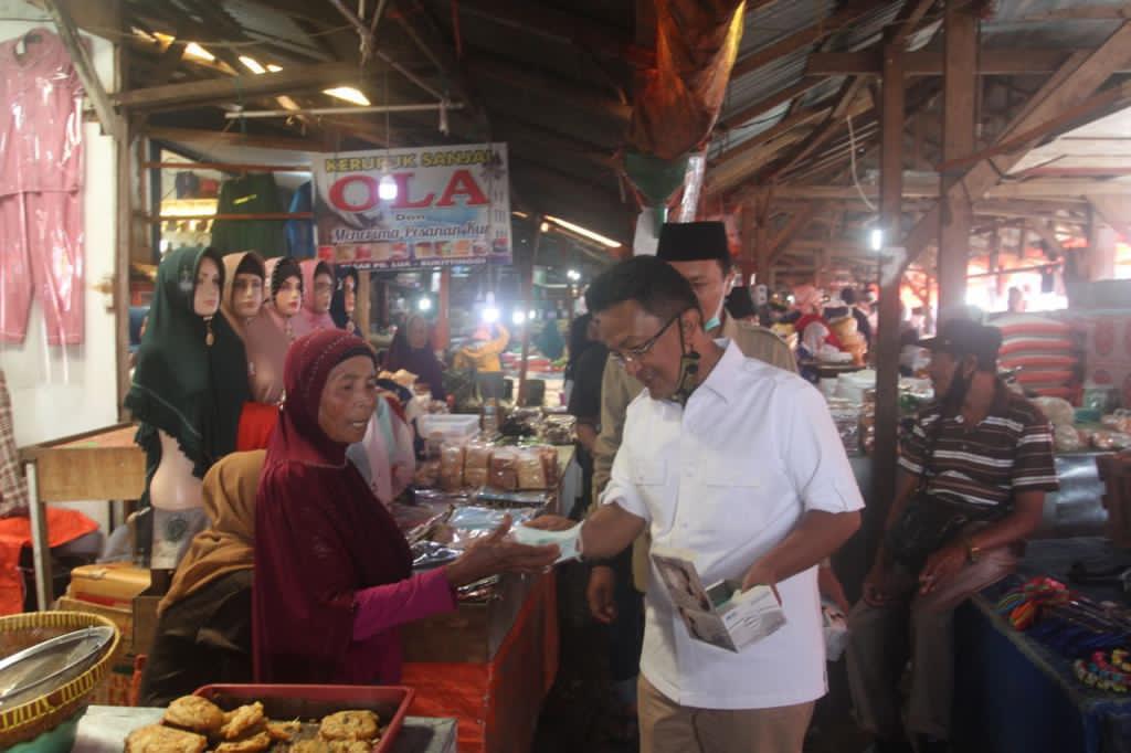 Indra Catri Bagikan Masker Ke Pedagang Pasar Lasi