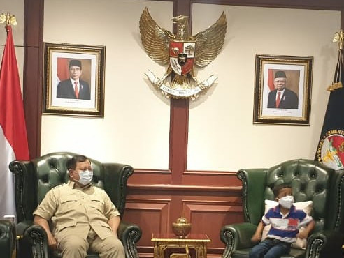 Prabowo Wujudkan Mimpi Yesi ‘Bocah Asal Kupang Berkaki Satu’