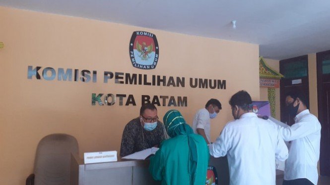 Datangi Kantor KPU Batam, Warga Ingin Melamar Jadi Petugas Pelipat Kertas Suara