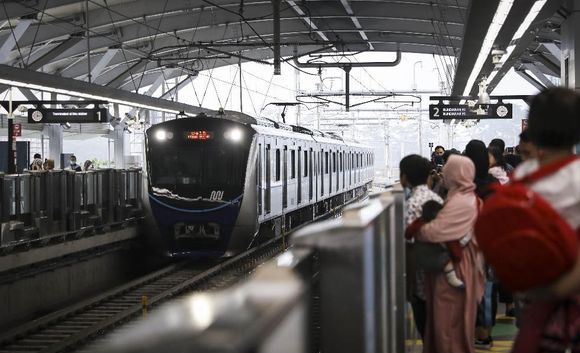 Mulai Hari Ini Jam Operasional MRT Jakarta Sampai Pukul 20.00 WIB