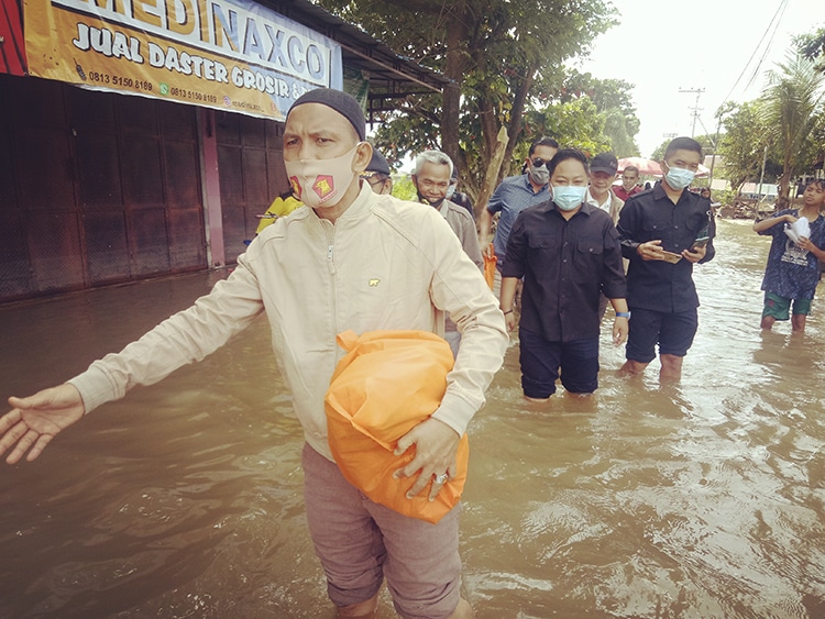 Peduli Korban Banjir, Kader Gerindra Salurkan Paket Sembako