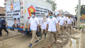 Anggota DPR RI Prasetyo hadi saat mengunjungi korban banjir di bekasi 27/02/21 (dok.gerindra)