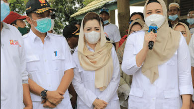 Prasetyo hadi, Novita wijayanti dan putih sari saat mengunjungi korban banjir di bekasi 27/02/21 (dok.gerindra)