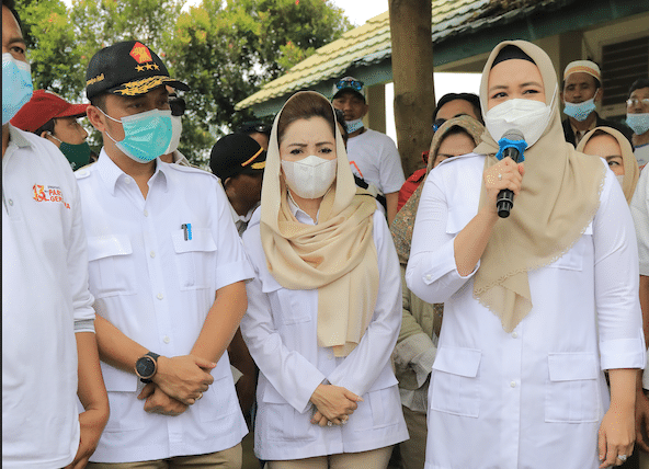 Prasetyo hadi, Novita wijayanti dan putih sari saat mengunjungi korban banjir di bekasi 27/02/21 (dok.gerindra)