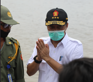 Anggota DPR RI Prasetyo hadi saat mengunjungi korban banjir di bekasi 27/02/21 (dok.gerindra)