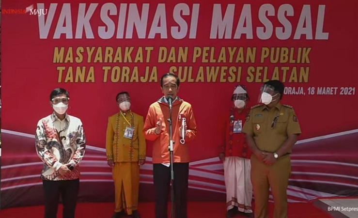 Presiden Jokowi Tinjau Vaksinasi Massal di Makassar