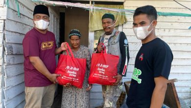 Kader Muda Gerinda Paser Bagikan Ratusan Takjil dan Paket Sembako