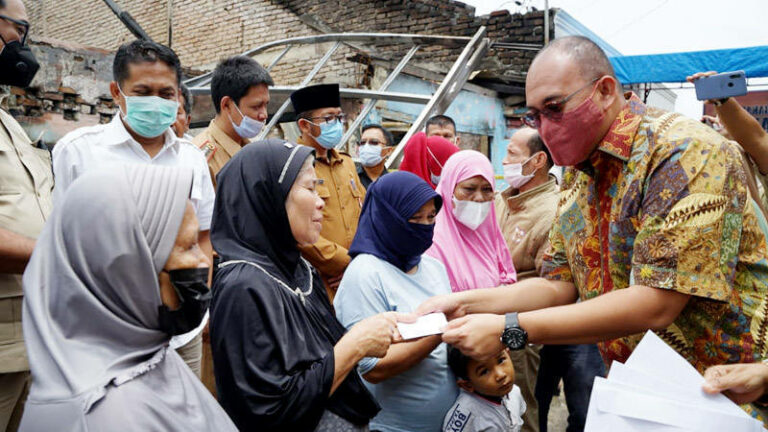 Andre Rosiade Bantu Ringankan Beban Korban Kebakaran di Padang