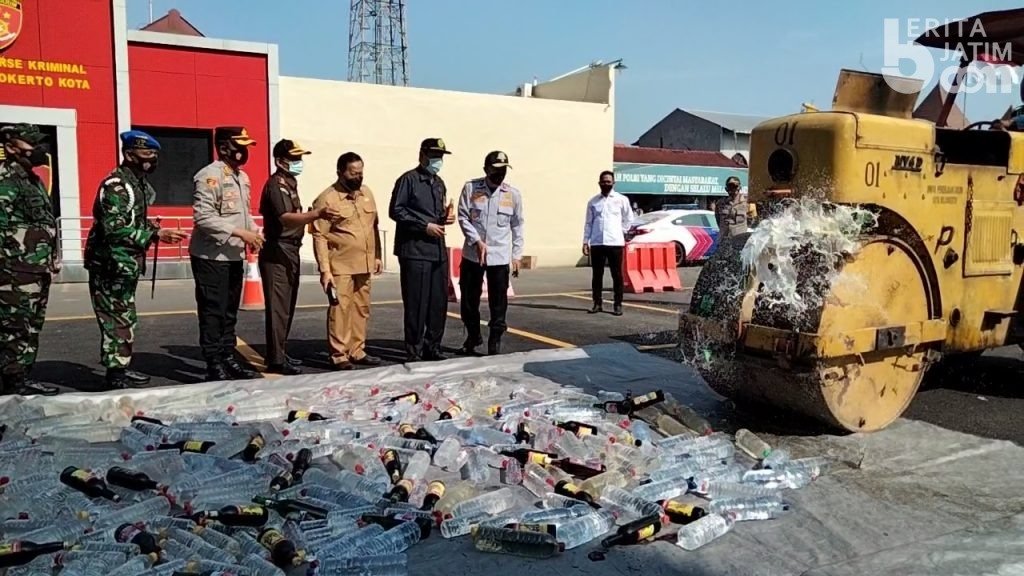 Jelang Puasa Ramadhan, Polresta Mojokerto Musnahkan Ribuan Miras