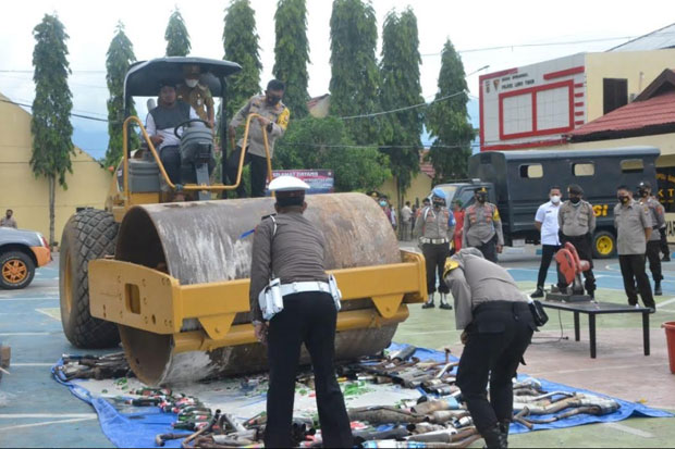 Polres Lutim Musnahkan Ratusan Knalpot Racing dan Ribuan Liter Miras