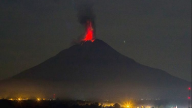 Photo of PVMBG Melaporkan Gunung Sinabung Muntahkan Awan Panas Sejauh 3 Kilometer