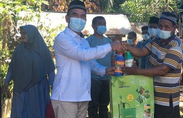 Legislator Gerindra Serahkan Bantuan Pokir ke Petani Kluet Timur