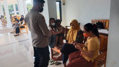 Polsek Cikedung Indramayu Bagikan Masker ke Masyarakat Desa Loyang