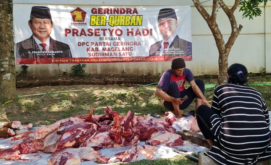 Prasetyo Hadi Salurkan Ribuan Paket Daging Kurban