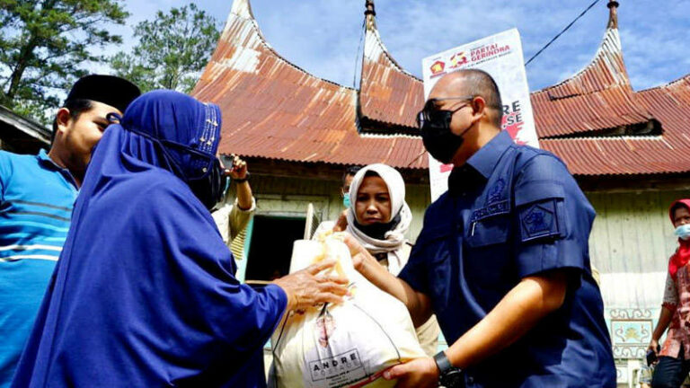 Andre Rosiade Berikan Sembako ke Salimpaung Tanah Datar