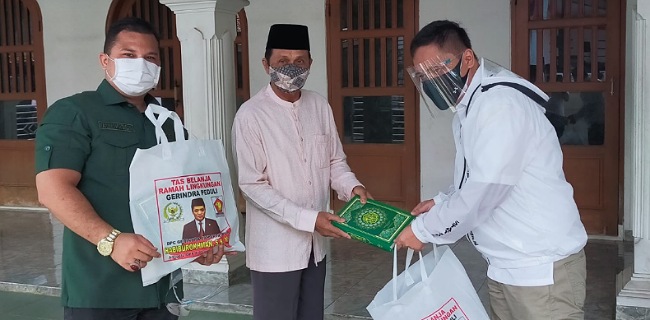 ‘Gerindra Peduli’, Habiburokhman Bagikan Ratusan Paket Bahan Pokok dan Vitamin