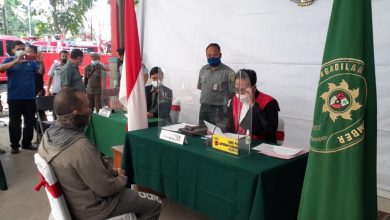 Langgar Prokes Covid-19, Belasan Warga Cirebon Jalani Sidang di Tempat