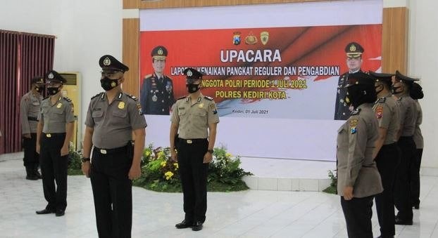 Gelar Upacara Korp Raport TMT, 49 Personel Polres Kediri Kota Dapat Kenaikan Pangkat