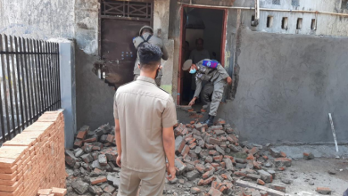 Photo of Keluarga Bersama Petugas Melakukan Pembongkaran Tembok yang Menutupi Pintu Rumah Tahfiz Nurul Jihad
