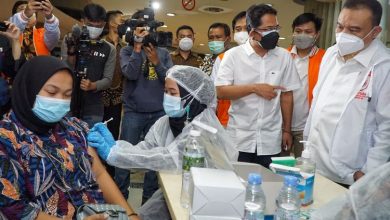 Pimpinan DPR Tinjau Vaksinasi di Pasar Tanah Abang