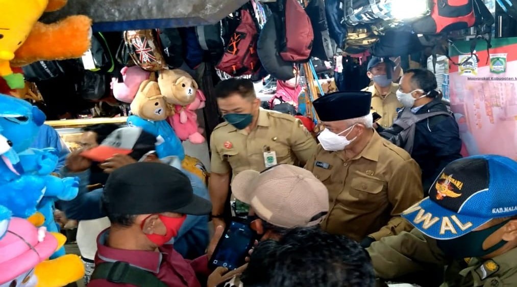 Bupati Malang Bagikan Masker ke Pedagang Pasar Lawang