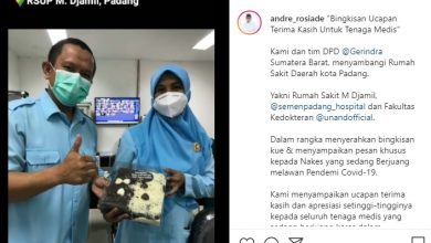 Photo of Sambangi RS Rujukan Covid-19 di Padang, Gerindra Sumbar Serahkan Bingkisan Kue