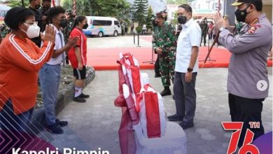Kapolri Distribusikan Bansos Presiden di GOR Waringin Jayapura