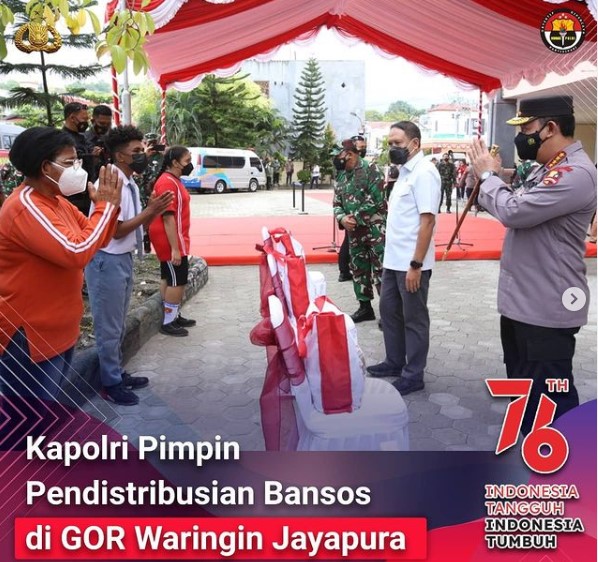 Kapolri Distribusikan Bansos Presiden di GOR Waringin Jayapura