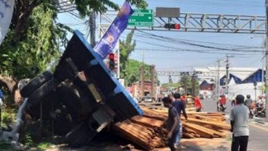 Truk Muatan Kayu di Gresik Tabrak 2 Motor dan Minibus