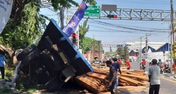 Truk Muatan Kayu di Gresik Tabrak 2 Motor dan Minibus