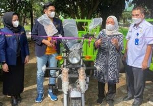 Dwita Ria Serahkan 5 Unit Motor Pengangkut Sampah di Lampung