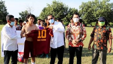 M Husni Berikan Kostum Jersey dan Bola ke SSB Desa Pantai Cermin Kiri Sergai