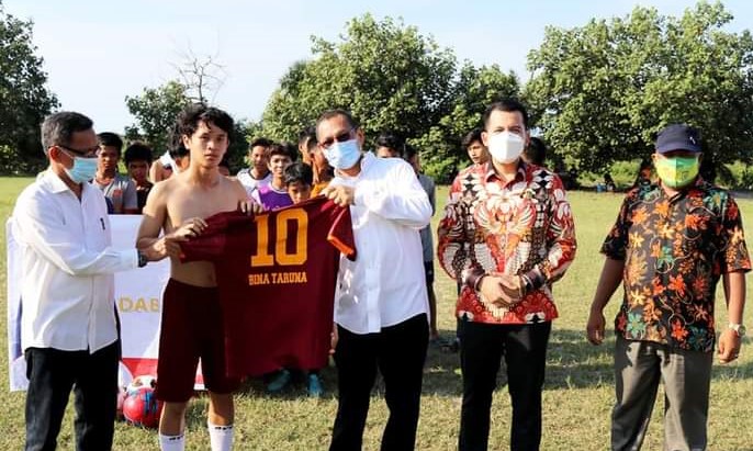 M Husni Berikan Kostum Jersey dan Bola ke SSB Desa Pantai Cermin Kiri Sergai