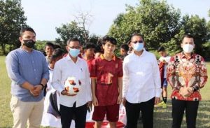 M Husni Berikan Kostum Jersey dan Bola ke SSB Desa Pantai Cermin Kiri Sergai