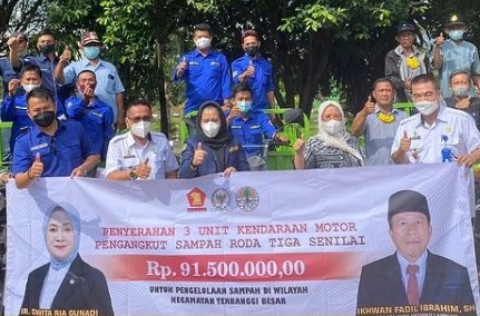 Dwita Ria Serahkan 5 Unit Motor Pengangkut Sampah di Lampung