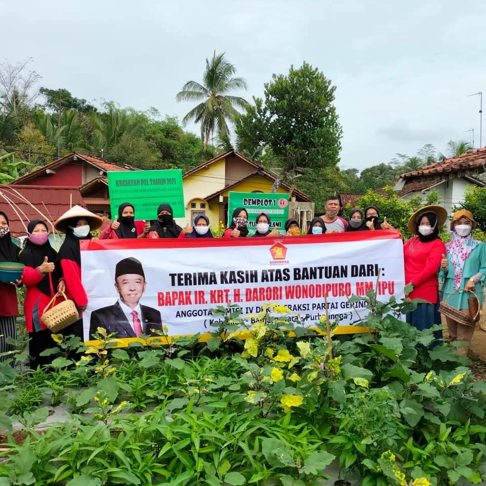 Darori Wonodipuro Kembali Serahkan Bantuan Pekarangan Pangan Lestari