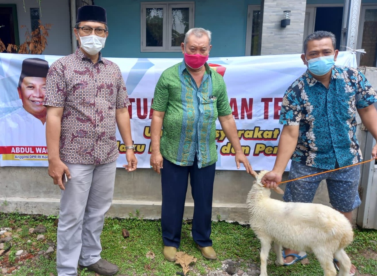 Abdul Wachid Serahkan Bantuan Ternak Kambing