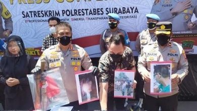 Warga Surabaya Aniaya Polisi Pakai Vas Bunga