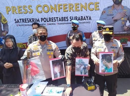 Warga Surabaya Aniaya Polisi Pakai Vas Bunga