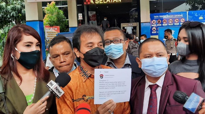 Roy Suryo Laporkan Ferdinand ke Polda Metro Jaya