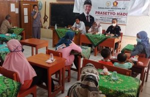 Prasetyo Hadi Berikan Beasiswa PIP untuk 500 Pelajar SD di Jateng