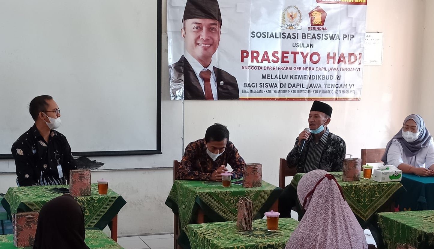 Prasetyo Hadi Berikan Beasiswa PIP untuk 500 Pelajar SD di Jateng