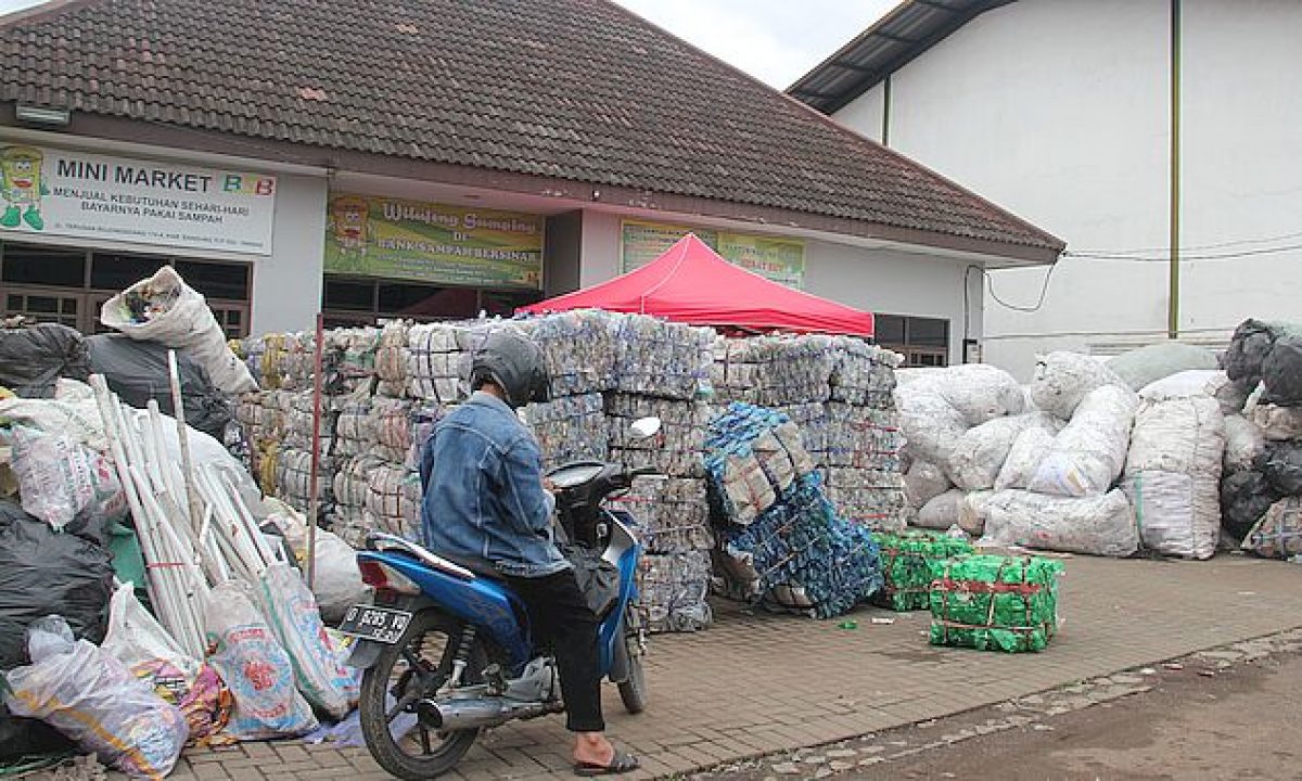 Tumbuhkan Ekonomi Sirkular Masyarakat Lewat Bank Sampah – Bimata