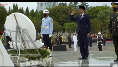 Photo of Presiden Anugerahi Bintang Jasa Bagi 300 Nakes yang Gugur Dalam Tugas