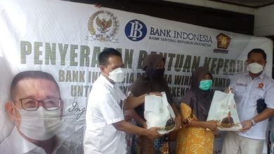 Photo of Wihadi Wiyanto Bagikan Ribuan Sembako ke Masyarakat Tuban